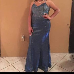 I’m 5ft, weighed 140IBs when I wore this dress. I only wore it once. Like new.